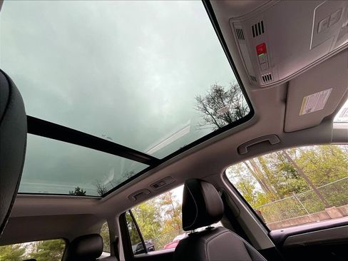 Certified 2023 Volkswagen Tiguan SE w/ Panoramic Sunroof Package AWD/4WD image 22