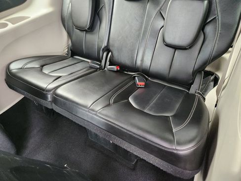 Used 2024 Chrysler Pacifica Limited FWD image 19