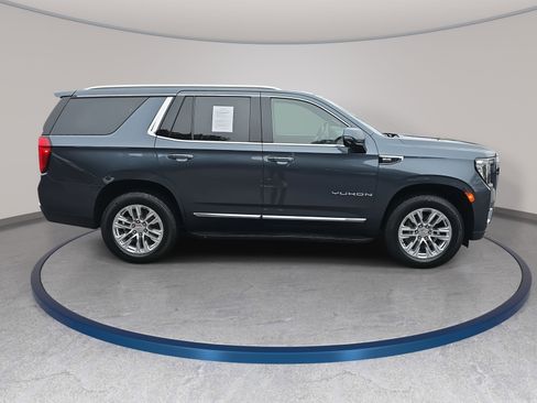 Used 2021 GMC Yukon SLT w/ SLT Premium Package image 4