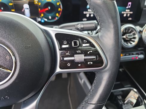 Used 2023 Mercedes-Benz GLB 250 4MATIC image 27