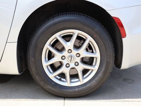 Used 2024 Chrysler Pacifica Touring-L FWD image 38