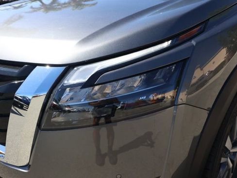 New 2025 Nissan Pathfinder SL image 10