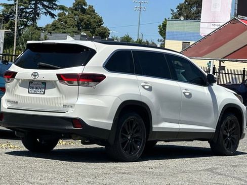 Used 2019 Toyota Highlander SE AWD/4WD image 4
