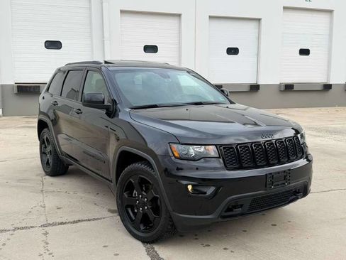 Used 2018 Jeep Grand Cherokee Laredo AWD/4WD image 1