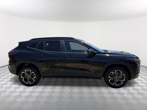 Used 2024 Chevrolet Trax LT w/ LT Convenience Package FWD image 4