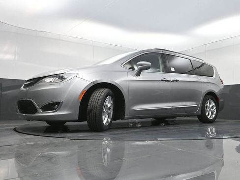 Used 2017 Chrysler Pacifica Touring-L w/ Tire & Wheel Group image 27