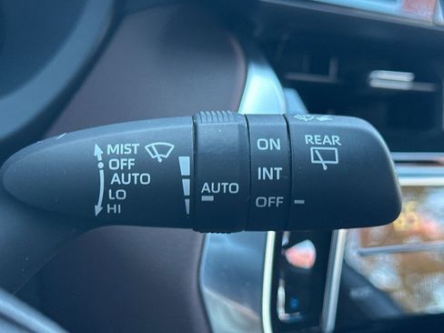 Used 2023 Toyota Venza Limited image 33