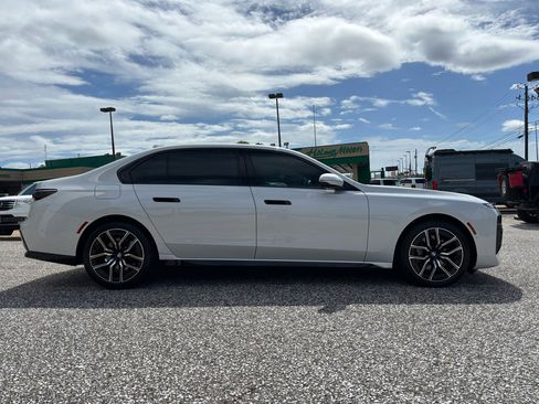 Used 2023 BMW 740i image 7