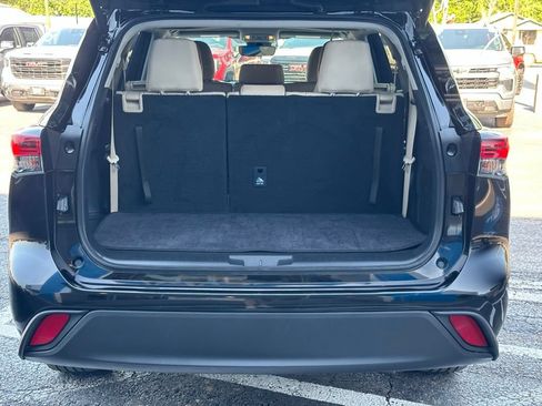 Used 2025 Toyota Highlander XLE FWD image 8