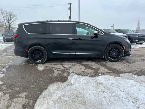 Used 2017 Chrysler Pacifica Limited image 16