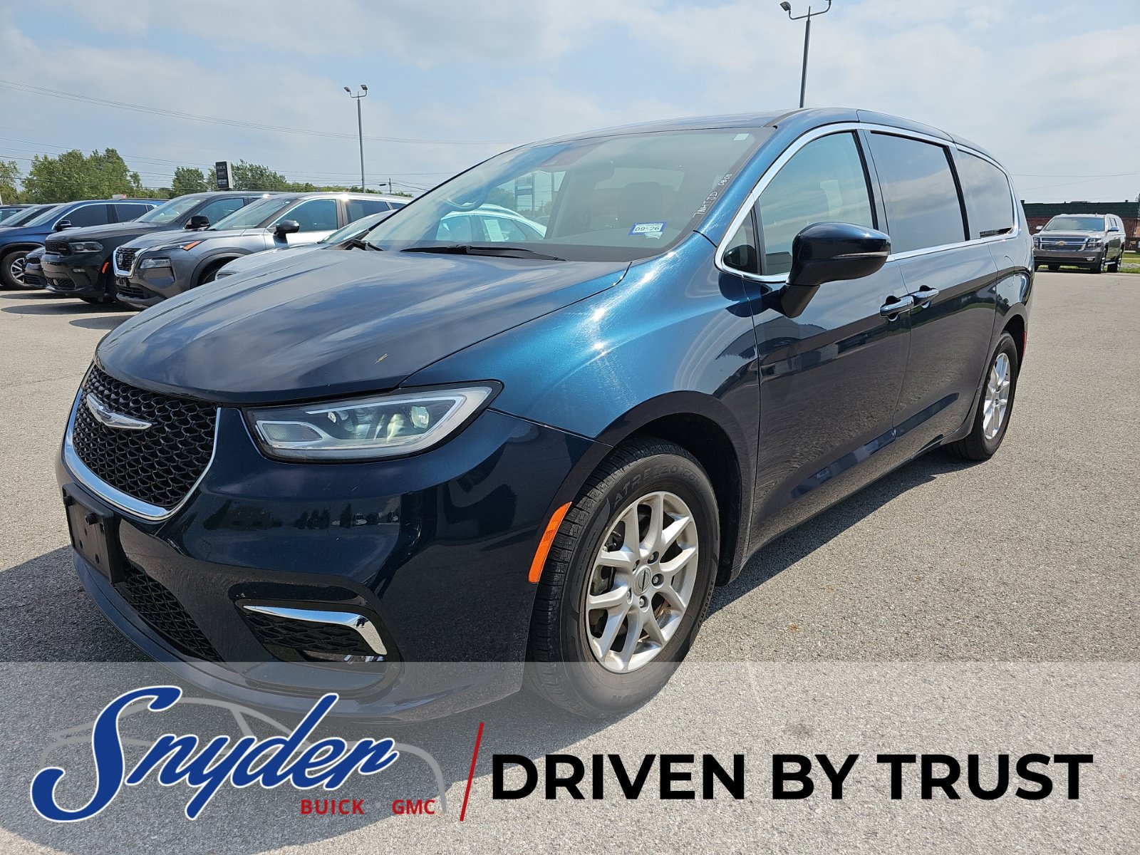 Used 2023 Chrysler Pacifica Touring-L FWD image 3