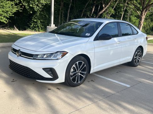 Certified 2025 Volkswagen Jetta Sport FWD image 4