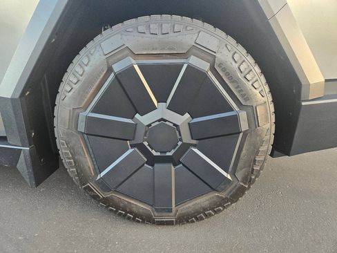 Used 2024 Tesla Cybertruck AWD Crew Cab image 16
