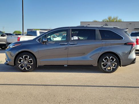 New 2025 Toyota Sienna Platinum image 2