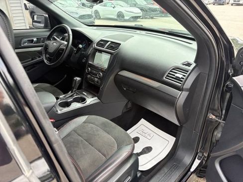 Used 2018 Ford Explorer XLT w/ Equipment Group 202A FWD image 39