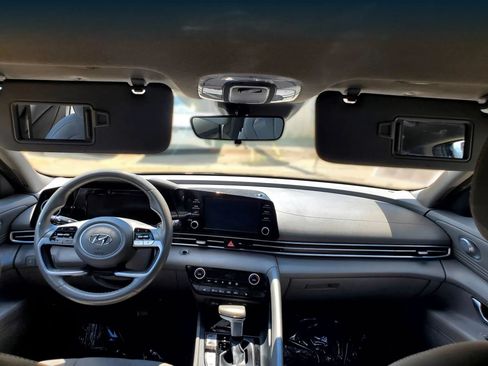 Used 2021 Hyundai Elantra SEL w/ Convenience Package FWD image 2