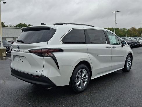 New 2025 Toyota Sienna XLE image 5