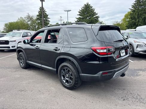 Used 2025 Honda Pilot TrailSport image 4