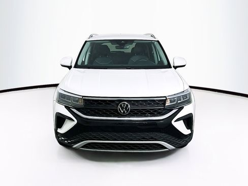 Used 2024 Volkswagen Taos SE image 2