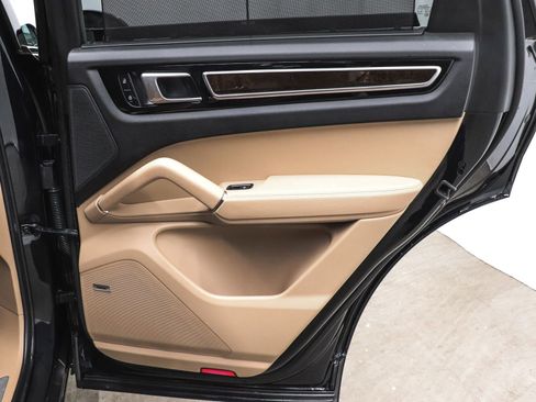 Used 2023 Porsche Cayenne Platinum Edition image 18