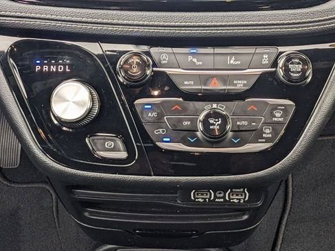 Certified 2021 Chrysler Pacifica Touring-L w/ S Appearance Package image 14