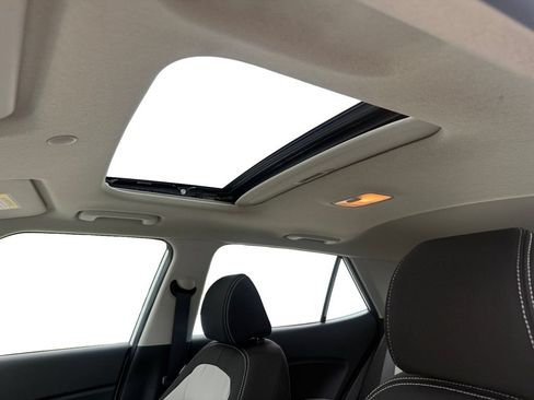 Certified 2024 Hyundai Venue SEL FWD image 17