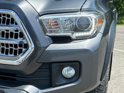 Used 2016 Toyota Tacoma TRD Off-Road w/ Premium & Technology Package AWD/4WD image 9