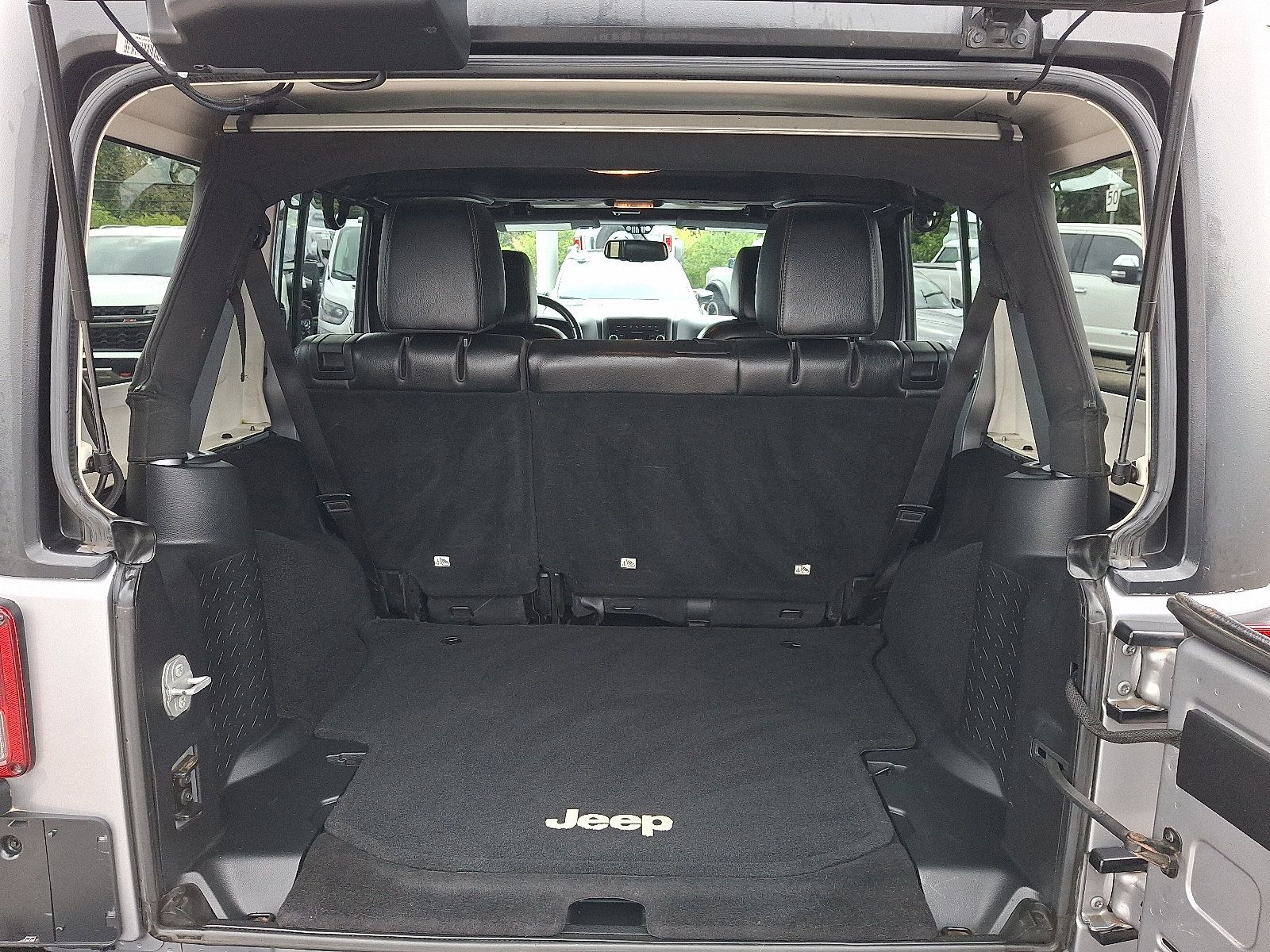 Used 2016 Jeep Wrangler Unlimited Rubicon w/ Connectivity Group AWD/4WD image 28