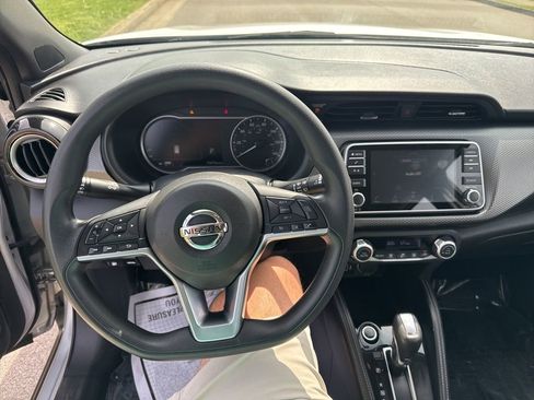 Used 2019 Nissan Kicks SV FWD image 7