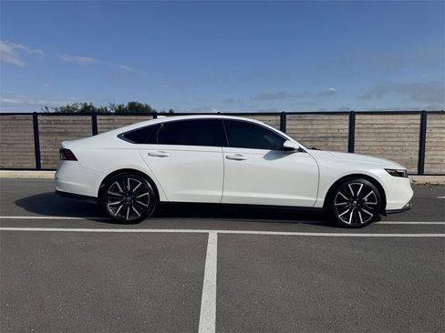 Used 2024 Honda Accord Touring image 7