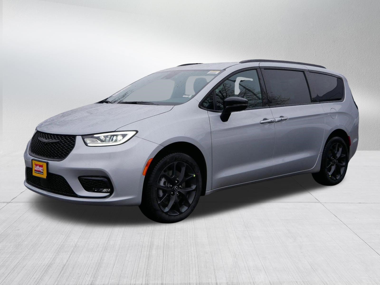 New 2026 Chrysler Pacifica Select w/ S Appearance Package AWD/4WD image 3