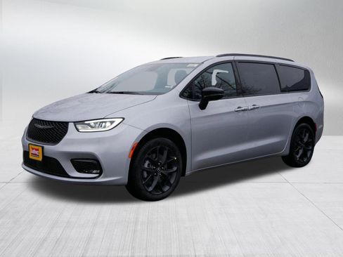 New 2026 Chrysler Pacifica Select image 3