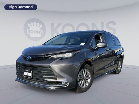 Used 2022 Toyota Sienna XLE image 1