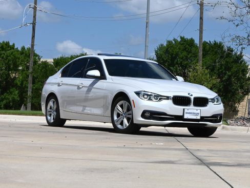 Used 2018 BMW 330i Sedan RWD image 2