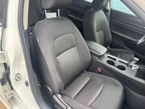 Used 2025 Nissan Altima 2.5 SV FWD image 35