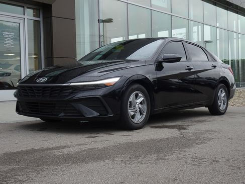 Used 2024 Hyundai Elantra SE FWD image 1