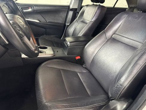 Used 2014 Toyota Camry L image 10