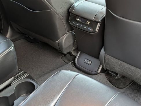 Used 2023 Toyota Highlander XLE FWD image 33
