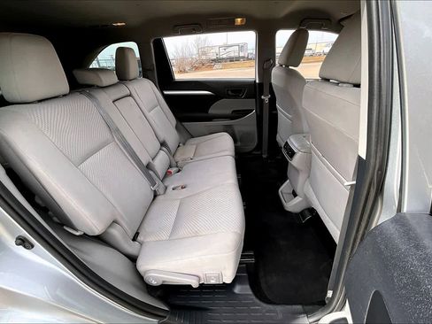 Used 2019 Toyota Highlander LE image 17