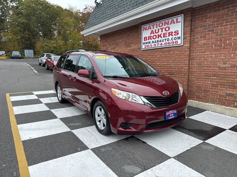 Used 2011 Toyota Sienna LE image 1