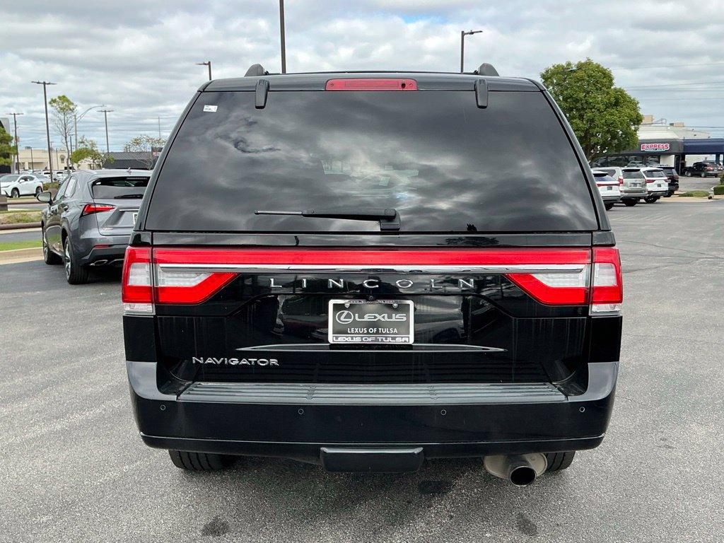 Used 2017 Lincoln Navigator Select AWD/4WD image 4