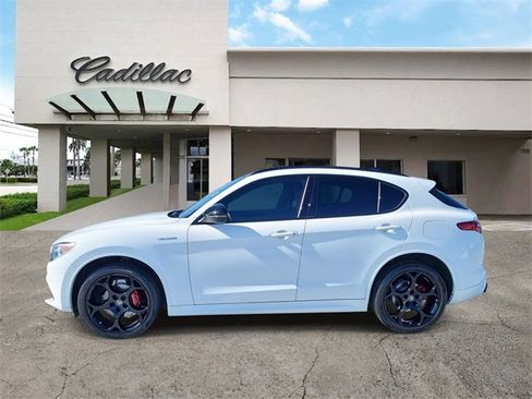 Used 2023 Alfa Romeo Stelvio Veloce image 2