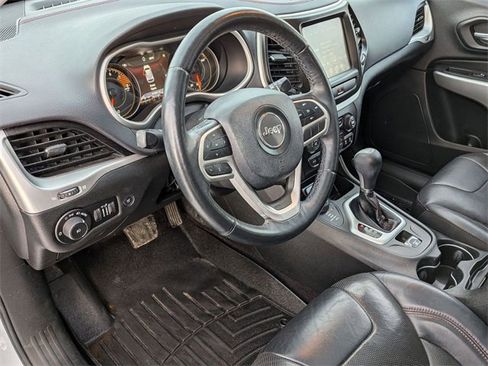 Used 2018 Jeep Cherokee Trailhawk image 11