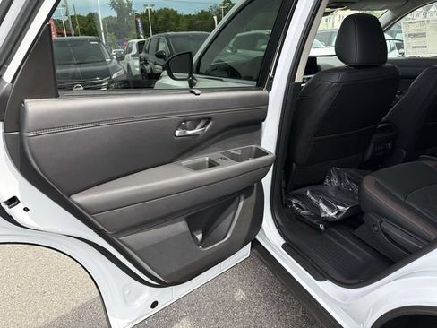 New 2026 Nissan Pathfinder Platinum AWD/4WD image 13