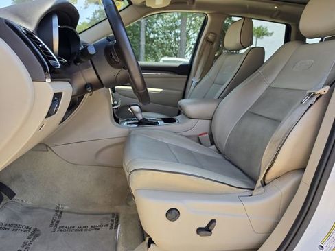 Used 2021 Jeep Grand Cherokee Overland RWD image 12