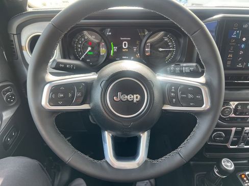 Used 2025 Jeep Wrangler Unlimited Sahara AWD/4WD image 51