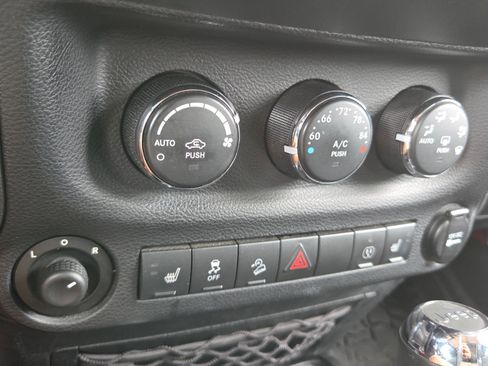 Used 2014 Jeep Wrangler Unlimited Sahara w/ Connectivity Group AWD/4WD image 20