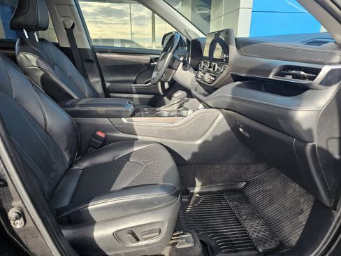 Used 2023 Toyota Highlander Limited image 10