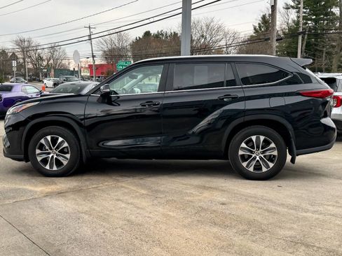 Used 2023 Toyota Highlander XLE image 6