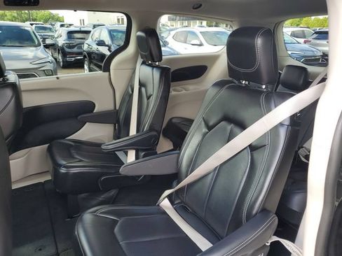Used 2023 Chrysler Pacifica Touring-L FWD image 33